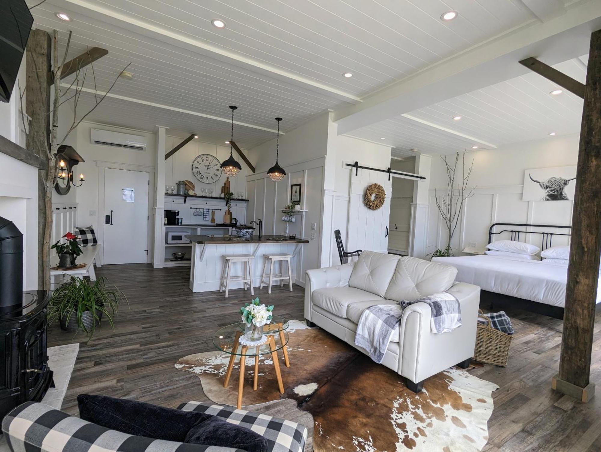 Autumn Lane B&B, Farmhouse Elegance & Stunning Lakeviews 西基隆拿 外观 照片