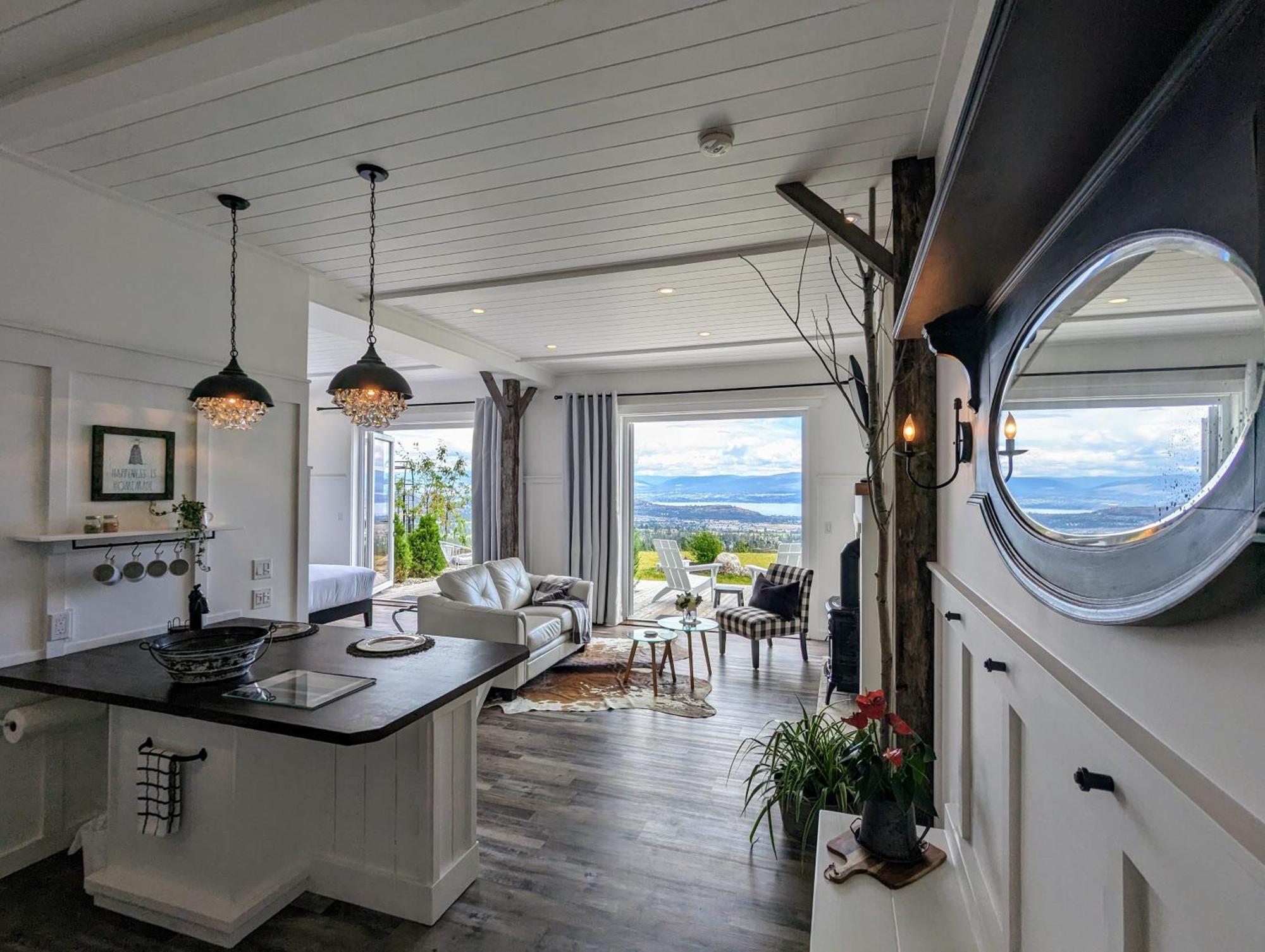 Autumn Lane B&B, Farmhouse Elegance & Stunning Lakeviews 西基隆拿 外观 照片
